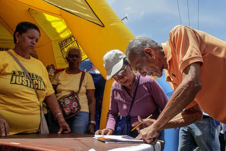Firmas. El Consejo Nacional Electoral dijo que la recolección de firmas quedó suspendida hasta nueva instrucción.