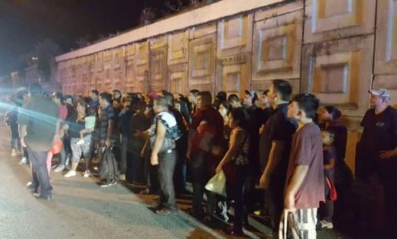 En riesgo. Los centroamericanos eran transportados en condiciones ‘deplorables’ y corrían el riesgo de morir asfixiados. (ESPECIAL)