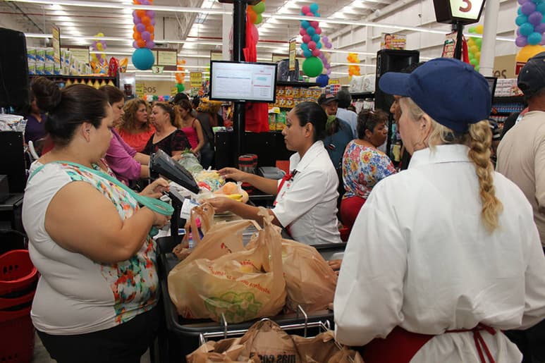 Comienzo. La sucursal Super Ley Express Condesa de Mexicali recibió a cientos de clientes en su primer día de operaciones.