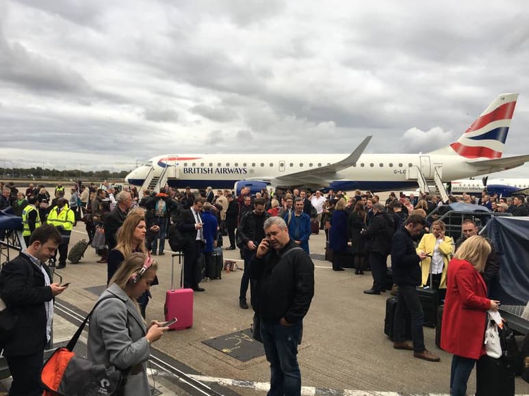 Alarma. Alrededor de 500 personas fueron evacuadas de las instalaciones aeroportuarias. (AP)
