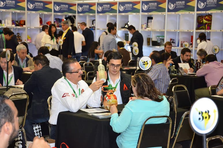 Ganar-ganar. Todos los participantes en la macrorueda de negocios son ganadores y tendrán resultados positivos. (FERNANDO COMPEÁN)