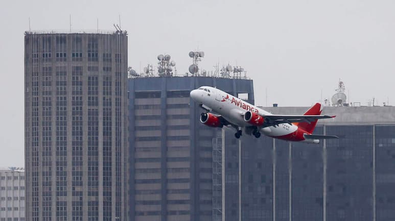 En la mañana del sábado, Avianca había informado que como consecuencia del incidente todos sus vuelos a Europa serían reorientados para que eviten el espacio aéreo venezolano. (ARCHIVO)