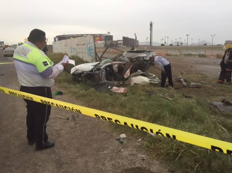 Tragedia. Dos menores perdieron la vida y un tercero resultó gravemente lesionado durante el choque registrado la tarde del sábado en la carretera Torreón-San Pedro a la altura del TSM. (EL SIGLO DE TORREÓN)