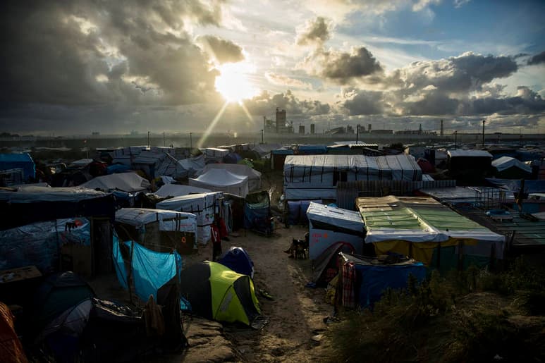 Tensa calma. Con el paso de las horas, los migrantes se preparan para levantar lo que puedan del campamento.