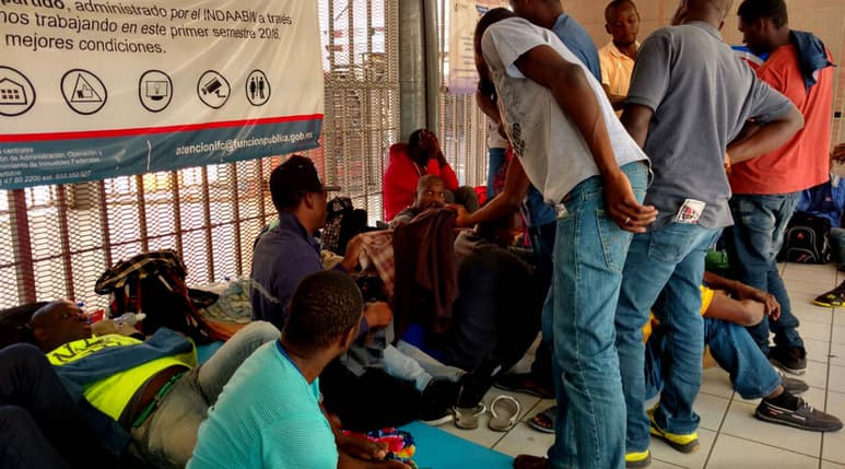 Masivo. Cientos de migrantes han avanzado en avión, en vehículo y a pie para llegar a Estados Unidos, donde se les permite su estadía.
