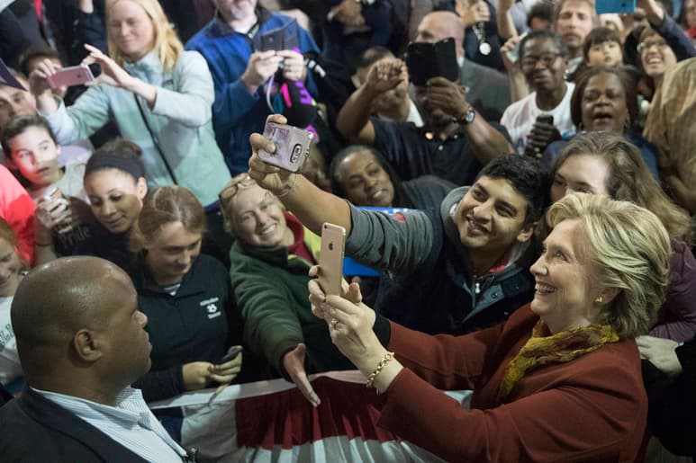 Más cercana. A pesar de su preparación, Hillary Clinton aún no se gana del todo al electorado de Estados Unidos.