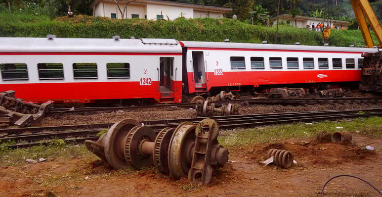 Causas. El tren transportaba más pasajeros de lo habitual cuando se descarriló en Eséka, Camerún, la tarde del viernes.