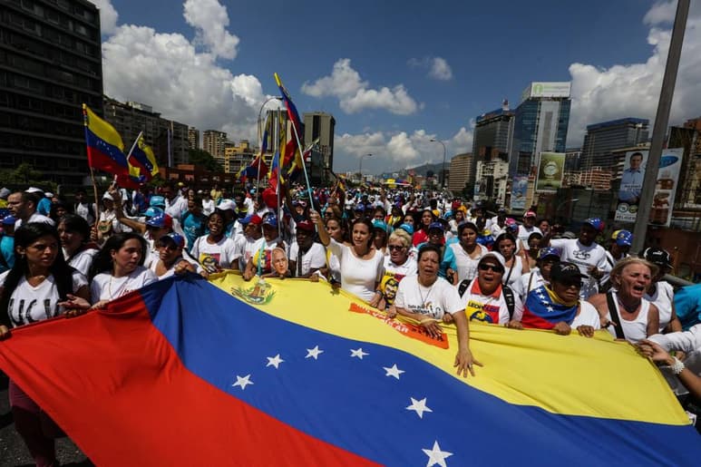 En contra. Miles de mujeres marcharon en Caracas en repudio a la decisión del Consejo Nacional Electoral de suspender la recolección de firmas para activar un referéndum revocatorio de Maduro.