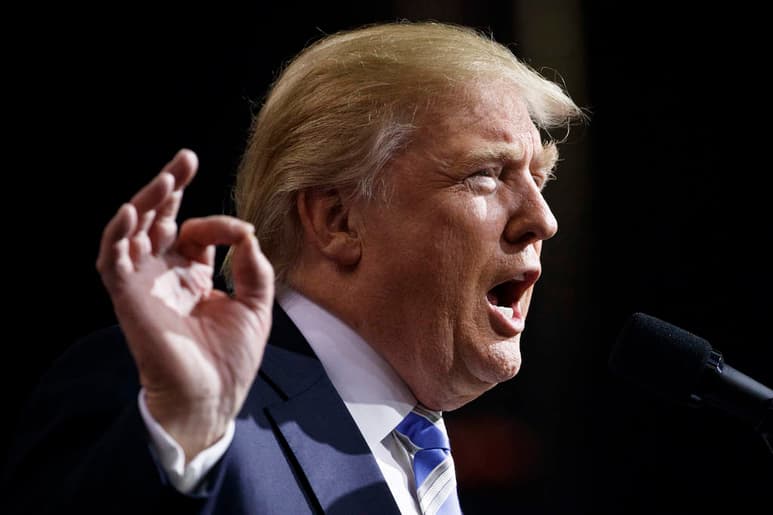 El equipo de Donald Trump reconoció que detrás de Hillary Clinton. (ARCHIVO)