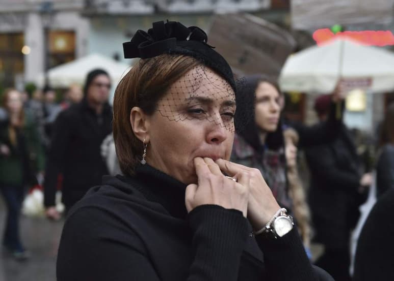Un grupo numeroso de manifestantes se reunió frente al parlamento en Varsovia.