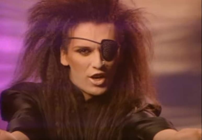 Pete Burns llamó la atención en los años 80 con sus extravagantes looks. (ESPECIAL)