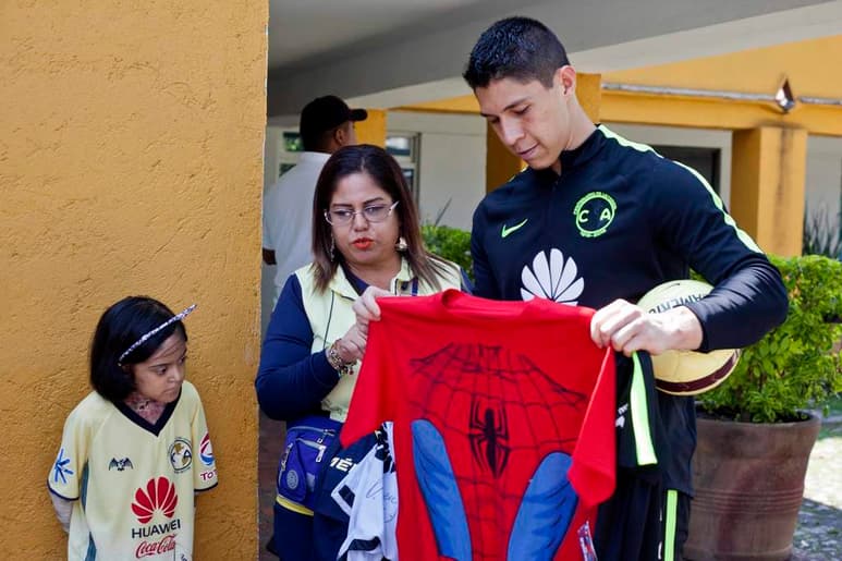 María Pura Porras Gómez conoce a sus ídolos americanistas. (El Universal)