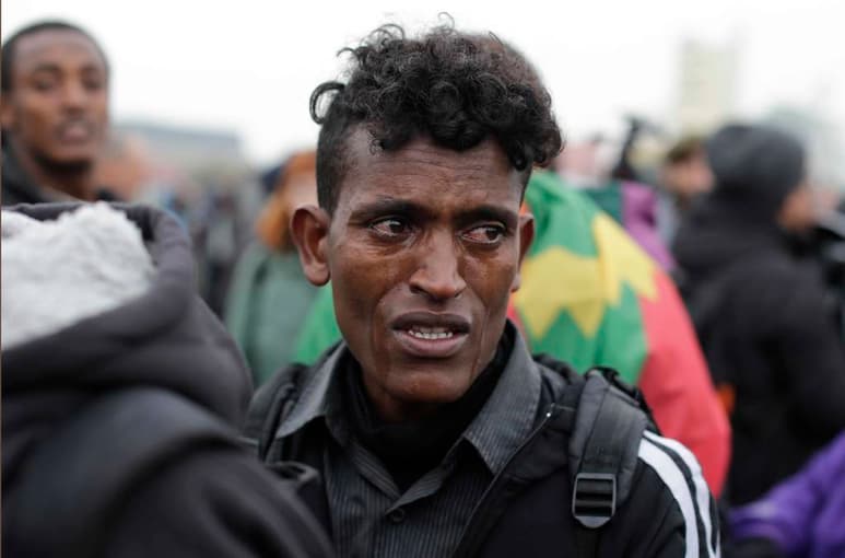 Incierto. Un inmigrante etíope llora antes de ser evacuado del campo de inmigrantes de Calais. Los migrantes reflejan en sus rostros desconcierto porque no saben muy bien qué les aguarda afuera.