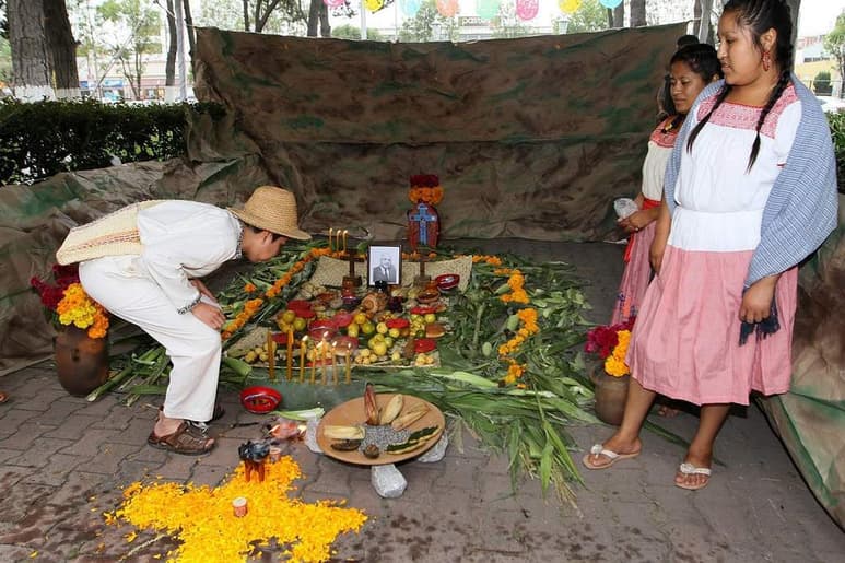 Esta celebración, es la más importante que tiene la entidad, después de la Navidad, y está acompañada de rituales, ceremonias, velaciones, rezos, alabanzas, danzas, música, gastronomía, ofrendas y altares. (ARCHIVO)