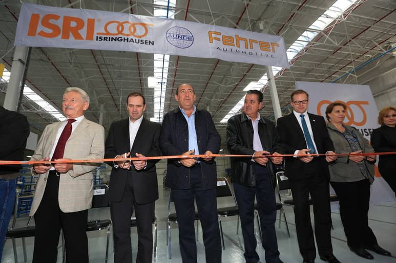 Desarrollo. El gobernador se congratuló por la llegada de esta empresa, además de agradecer el respaldo del director general de Isringhausen, Enrique Sastre, hacia los mexicanos. (CORTESÍA)