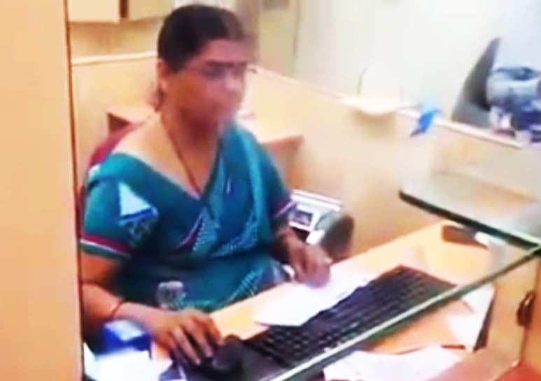 La mujer se movía tan lento que dejó atónitos a los clientes. (YOUTUBE)