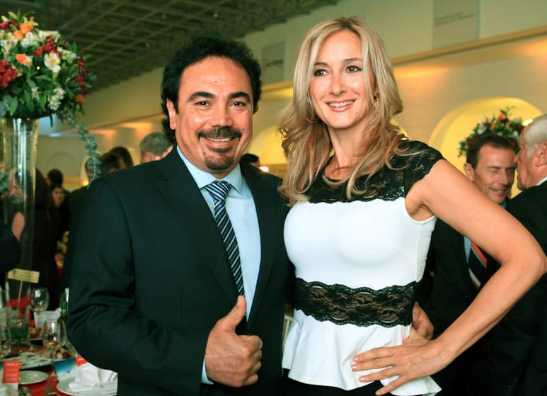 El exfutbolista Hugo Sánchez (i) y su esposa, la exmodelo española Isabel Martín.