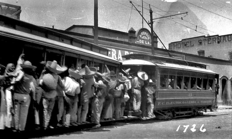 El tranvía de Torreón a Lerdo, circulaba frente a la fachada del Hotel Sternau, al fondo a la derecha se aprecia la pared lateral con su rótulo (Archivo de Manuel Banda).