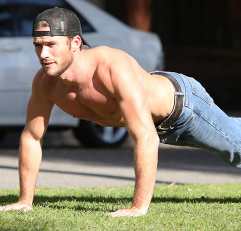 Scott Eastwood presume imponente físico
