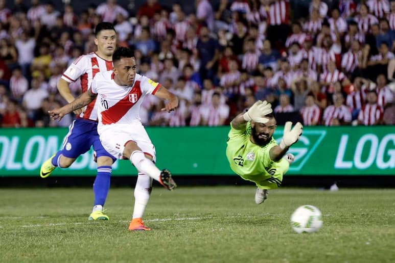 A los 48 minutos Christian Ramos igualó y en apenas siete minutos, del 71 al 78, la historia dio un giro radical con los tantos de Edinson Flores y Christian Cueva. (AP)
 