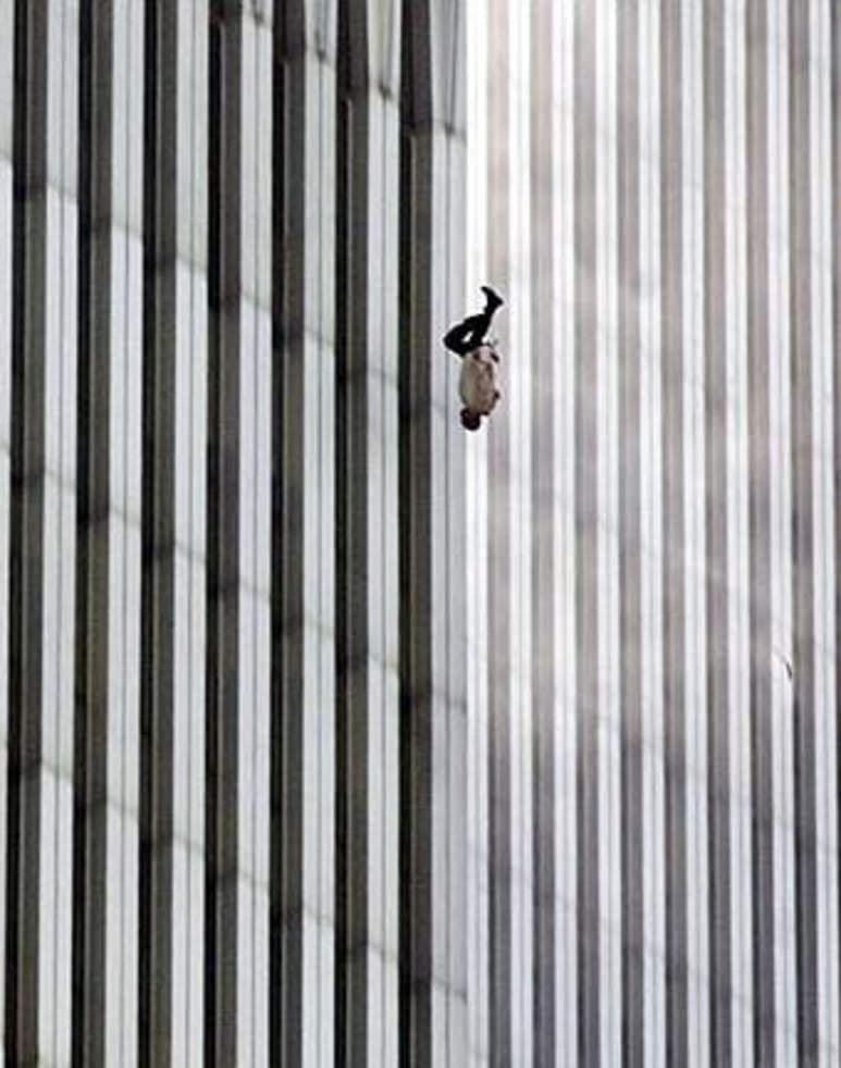 Entre las fotos aparece 'Falling Man', un hombre que cae de cabeza de una de las Torres Gemelas el 11 de septiembre del 2001. (ESPECIAL)