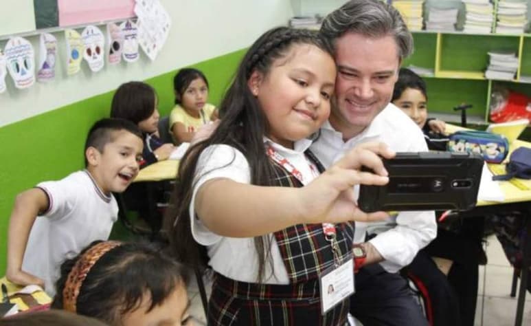 La SEP informó que Nuño Mayer le dedicó a la estudiante de tercer grado de primaria un libro del escritor Ignacio Padilla, quien en su momento lo dedicó a su amigo Aurelio.