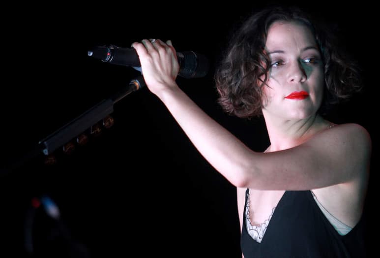 La joven cantante, compositora y productora nacida en la Ciudad de México se ha consolidado como una de las autoras más prolíficas de su generación.