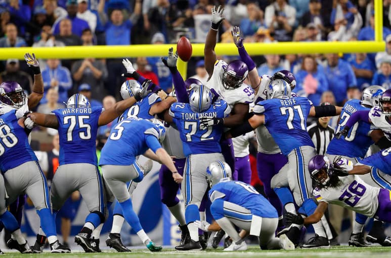 El pateador Matt Prater guió la voltereta hacia la victoria de Leones de Detroit en los últimos segundos del cuarto periodo. (AP)