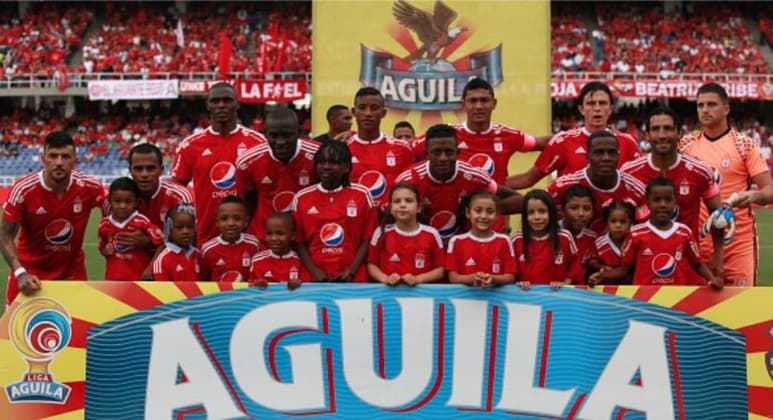 La afición del América de Cali celebra que su equipo volverá a los primeros planos. (Especial)
