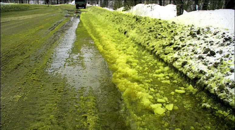 Agua contaminada con cromo tocó la superficie y cambió de color la nieve. (INTERNET)