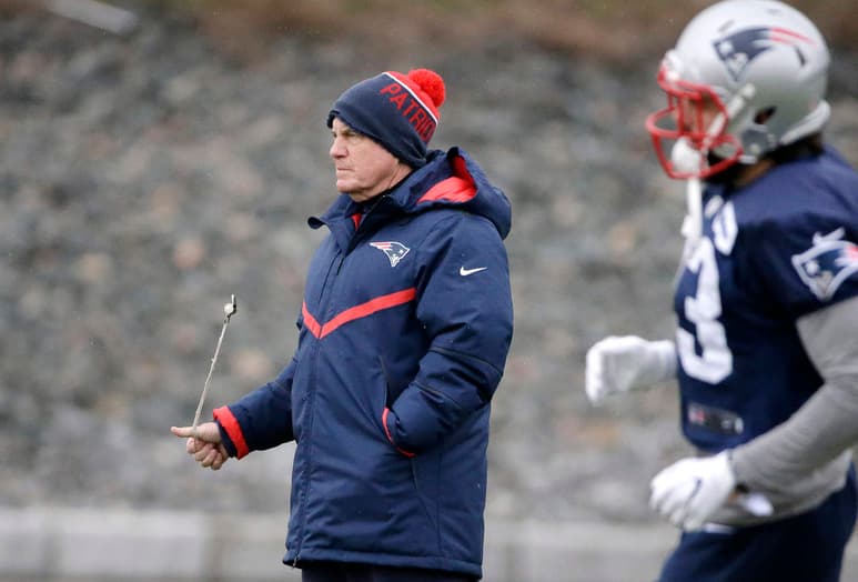 Bill Belichick (i) lamentó la lesión de Rob Gronkowski, quien pudiera perderse lo que resta de la temporada. (AP)