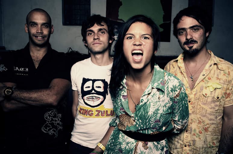 La vocalista Li Saumet sufrió un fuerte golpe en la cabeza. (ARCHIVO)