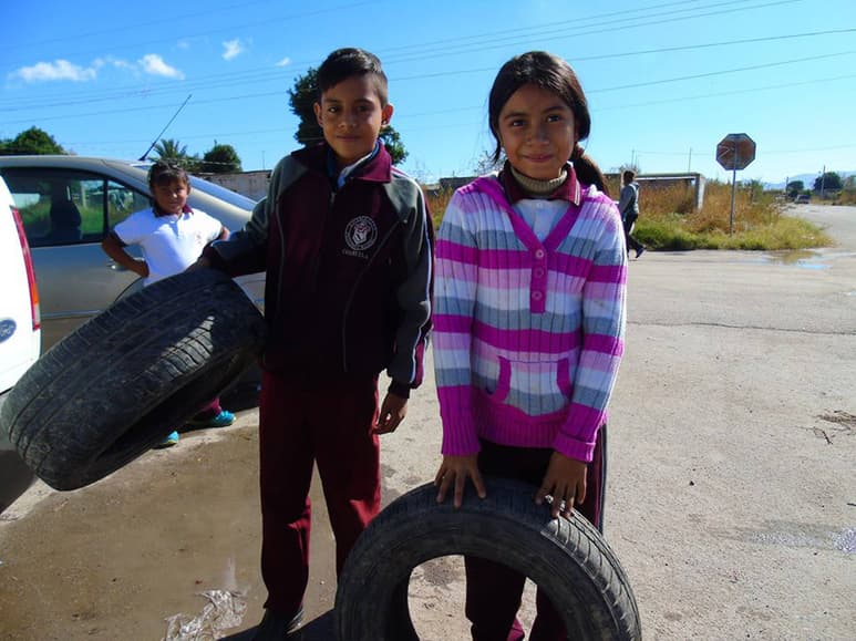 Respuesta. Los alumnos han respondido muy bien a la campaña de reciclaje de llantas.