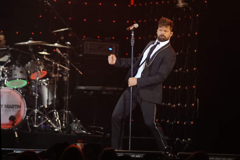 Mediante su actuación en Tijuana Ricky Martin recorrió desde las canciones más recientes de su nuevo álbum, así como algunos de los éxitos que ha tenido a lo largo de su carrera