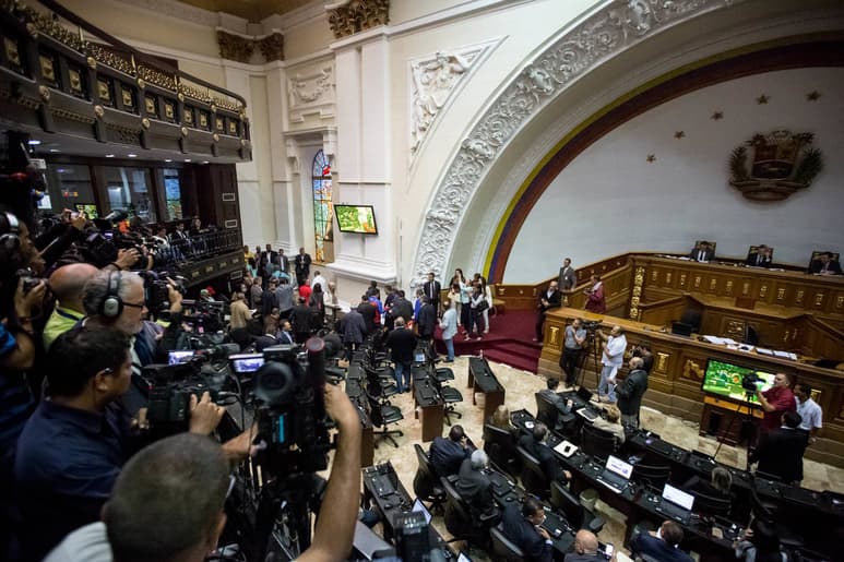 Decisión. Con el mayoritario voto opositor y en ausencia del chavismo, acuerdan responsabilizar a Maduro de la crisis.