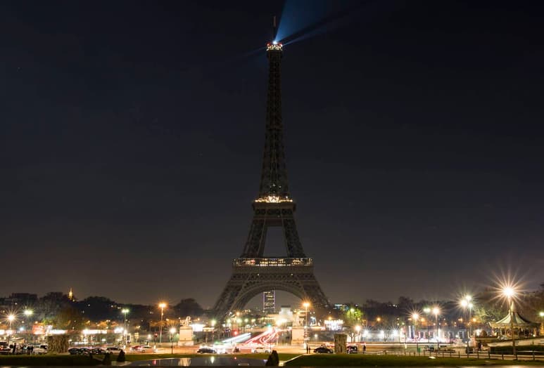 Las luces de la Torre Eiffel, en la capital francesa, fueron apagadas anoche en solidaridad con los habitantes de la ciudad siria de Alepo, donde continúan los bombardeos motivados por el conflicto armado en Siria. Las luces de la “dama de hierro”, que cerró por una huelga de trabajadores, se fueron apagando progresivamente desde la punta hasta la base.