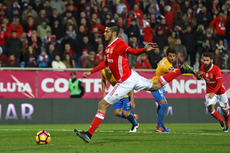 Con un penal anotado por Raúl Jiménez, el Benfica derrotó 1-0 a Estoril. (EFE)