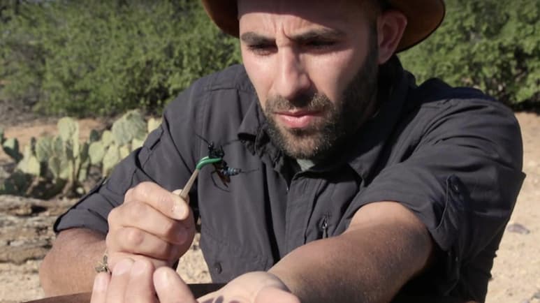 El explorador explica su dolor entre frente a la cámara. (INTERNET)