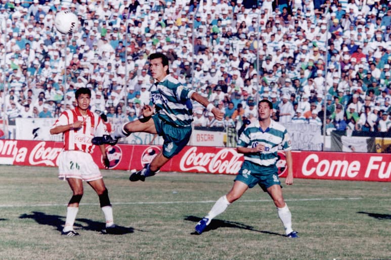 A centro de Nicolás Ramírez, Jared Borgetti anotó el gol del primer campeonato de Santos Laguna. (Fotografías de Ramón Sotomayor)