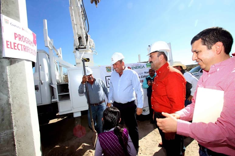 Compromiso. Rubén Moreira reiteró su compromiso de llevar el servicio eléctrico a quien aún carece de él. (ESPECIAL)