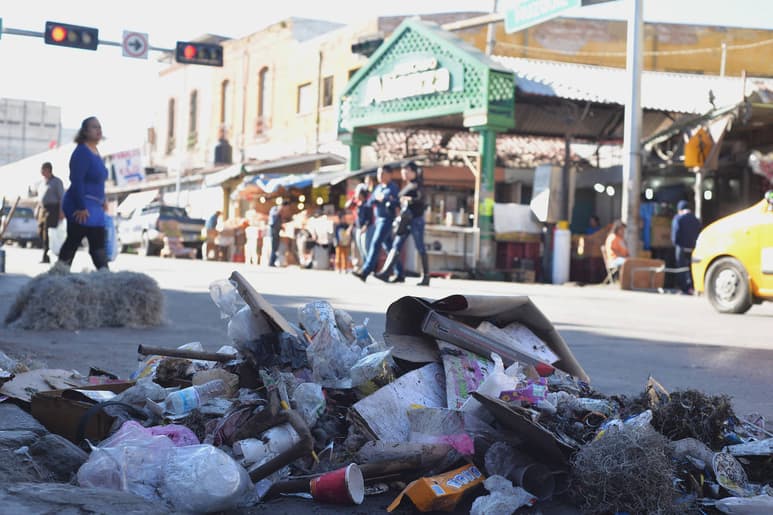 Suciedad. A raíz de las fiestas navideñas, algunos sectores de la ciudad de Torreón, lucieron con gran concentración de deshechos. La basura, se acumuló, principalmente en las esquinas de varias rúas importantes. En un recorrido que realizó El Siglo de Torreón, se encontraron papeles, botellas, bolsas y vasos de plástico, cajas y restos de alimentos. (Ernesto Ramirez)