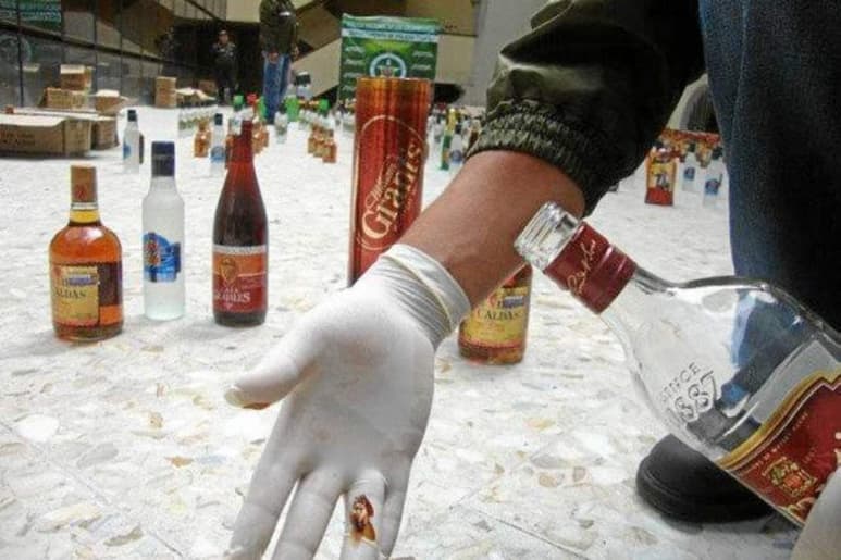 El licor puede ser conseguido en el mercado negro a altos precios o en destilerías clandestinas de dudosa fiabilidad. (ESPECIAL)
