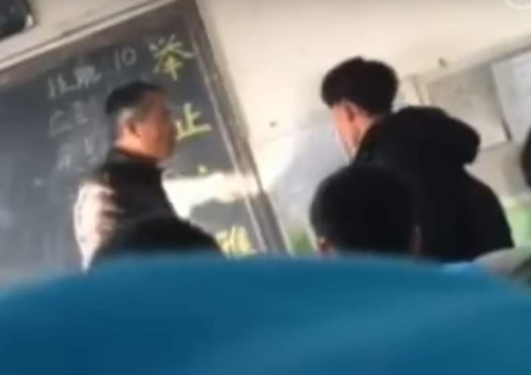 El alumno no respondió la agresión.