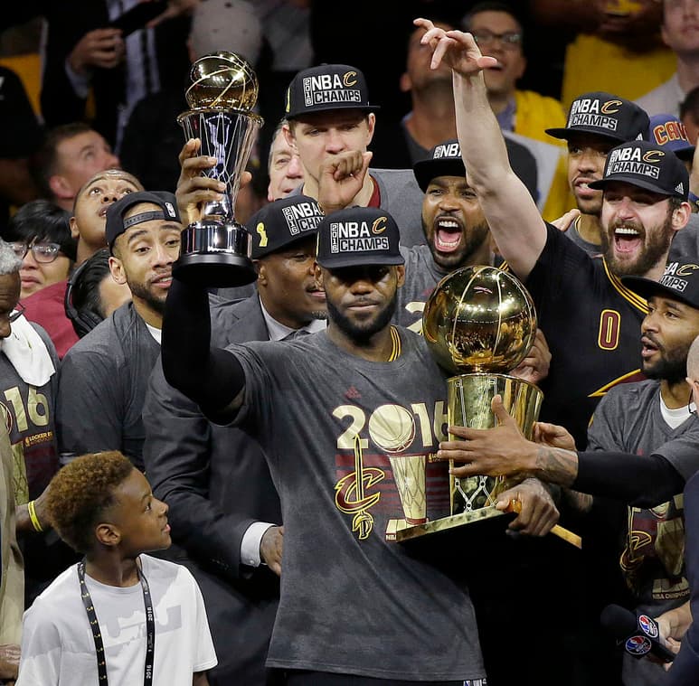 LeBron James logró su tercer título de la NBA al guiar a Cavaliers de Cleveland a lograr el primer título en la historia de la franquicia. (Archivo)