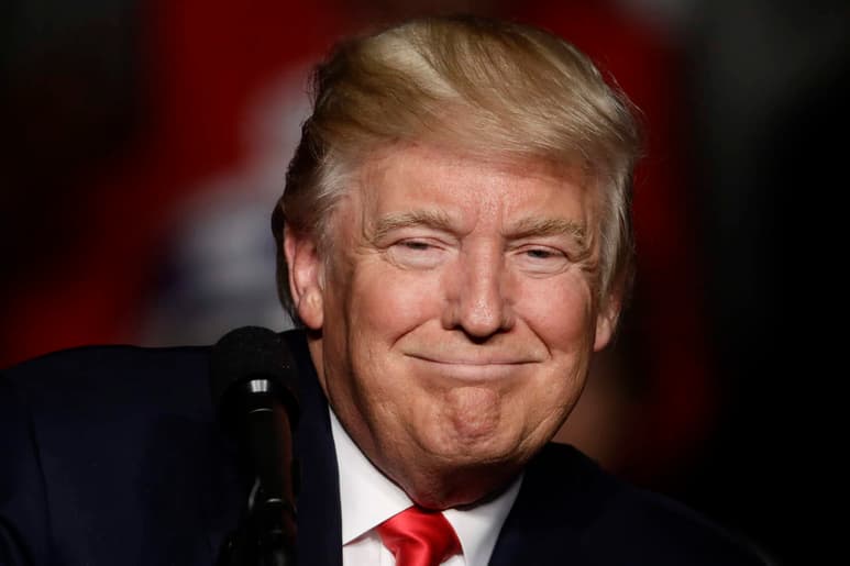 “Feliz año a todos, incluyendo a mis muchos enemigos y a aquellos que han peleado contra mí y han perdido tan claramente. No saben qué hacer. ¡Amor!”, escribió Trump. (ARCHIVO)