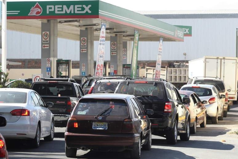 'A llenarlo'. Ayer se vieron largas filas en varias gasolineras en todo el país.