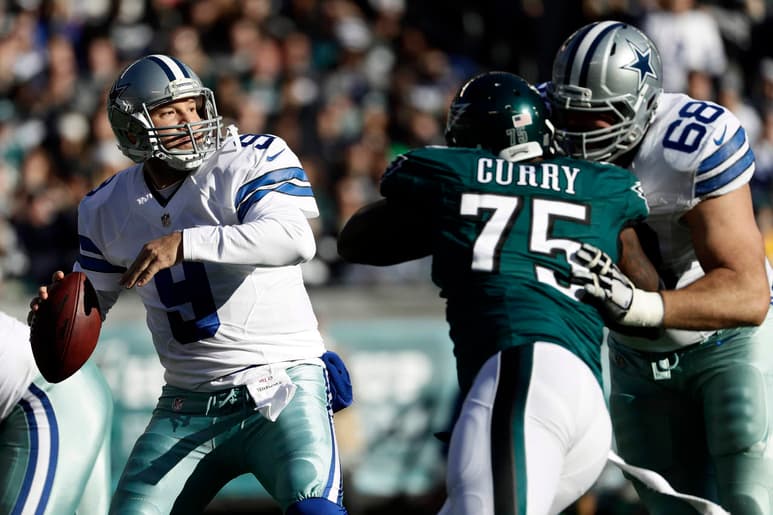 Tony Romo, quien apareció en el Lincoln Financial Field en su primer partido de la campaña, conectó pase de tres yardas con Terrance Williams para la remontada momentánea 10-3. (AP)
