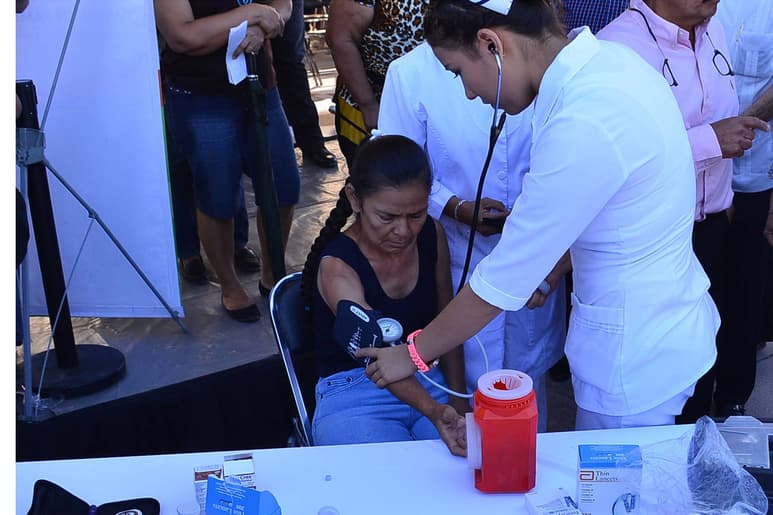 Atentos. Para iniciar bien 2017 es necesario que las personas pongan atención a los problemas de salud que tengan. (ARCHIVO)