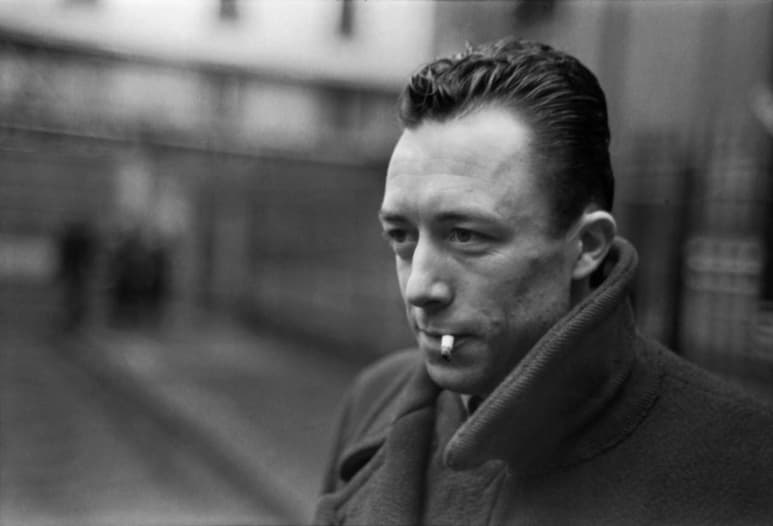 Albert Camus, quien obtuvo el Premio Nobel de Literatura en 1957, falleció en un accidente automovilístico cuando viajaba por Francia, el 4 de enero de 1960. (ESPECIAL)