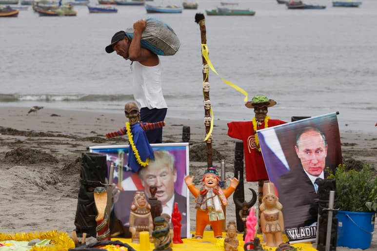 Hackeo. El presidente electo Trump y Vladimir Putin en una ofrenda de un chamán en Lima, Perú. (EFE)